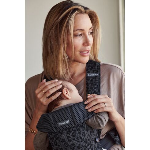 Marsupiu anatomic BabyBjorn Mini Anthracite/Leopard 3D Mesh - Editie Limitata - poza 3 - ExclusivMAG.ro