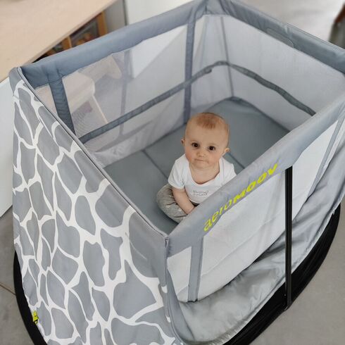Patut Pliant Pop Up Aeromoov Giraph Sky, Culoare: Gri deschis, Dimensiuni: 120x60,poza 6  - ExclusivMAG.ro Patut Pliant Pop Up Aeromoov Giraph Sky, Culoare: Gri deschis, Dimensiuni: 120x60,poza 6