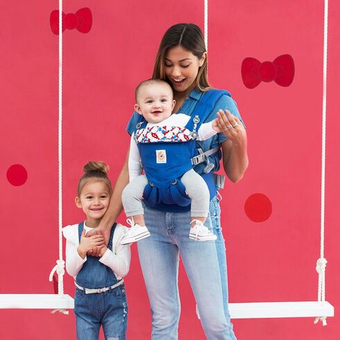 Marsupiu Omni 360 Hello Kitty Classic Ergobaby, Culoare: Albastru,poza 3  - ExclusivMAG.ro Marsupiu Omni 360 Hello Kitty Classic Ergobaby, Culoare: Albastru,poza 3