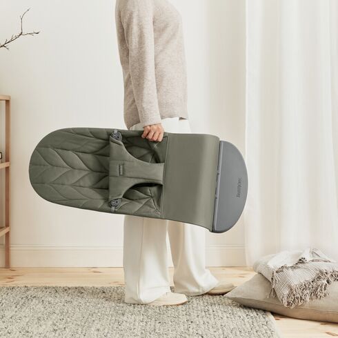 BabyBjorn - Balansoar Bliss Dark Green cu aspect delicat de petala, tesatura matlasata, Culoare: Verde,poza 7  - ExclusivMAG.ro BabyBjorn - Balansoar Bliss Dark Green cu aspect delicat de petala, tesatura matlasata, Culoare: Verde,poza 7