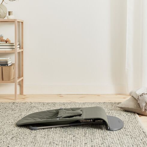 BabyBjorn - Balansoar Bliss Dark Green cu aspect delicat de petala, tesatura matlasata, Culoare: Verde,poza 4  - ExclusivMAG.ro BabyBjorn - Balansoar Bliss Dark Green cu aspect delicat de petala, tesatura matlasata, Culoare: Verde,poza 4