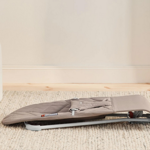 BabyBjorn - Balansoar Bliss Sand Gray cu aspect delicat de petala, tesatura matlasata, Culoare: Crem,poza 5