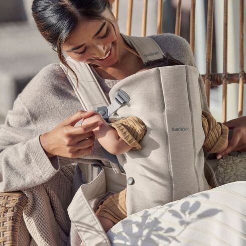 BabyBjorn - Marsupiu anatomic Mini, cu pozitii multiple de purtare, Light Beige, 3D Jersey, Culoare: Bej,poza 2