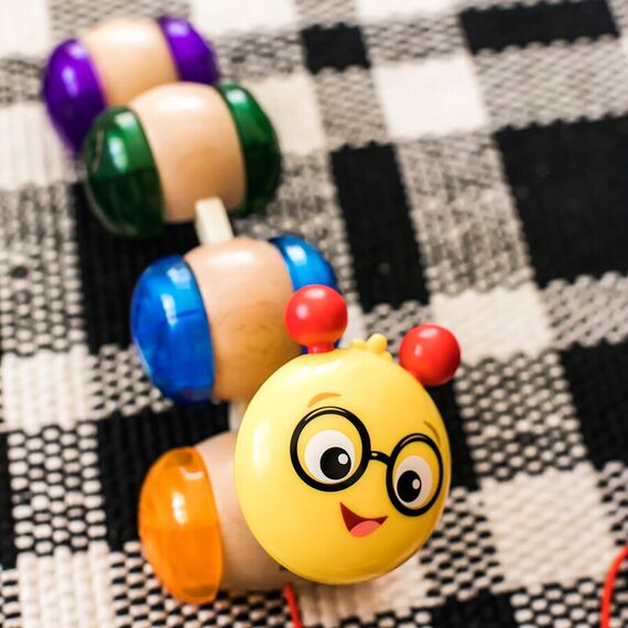 Jucarie din lemn Hape Inch Along Cal™ Baby Einstein - poza 3 - ExclusivMAG.ro