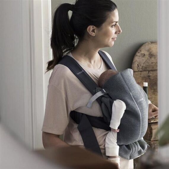 Marsupiu anatomic BabyBjorn Mini, cu pozitii multiple Dark Grey, 3D Jersey, Culoare: Gri - poza 3 - ExclusivMAG.ro