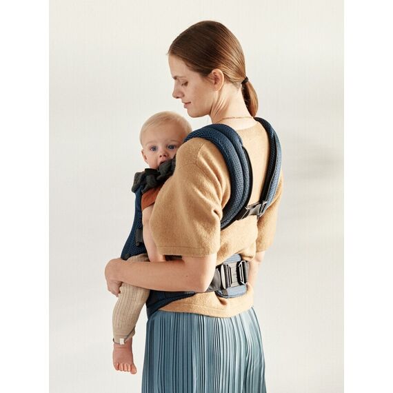 Marsupiu anatomic BabyBjorn cu multiple pozitii de purtare colectia Harmony, 3D Mesh, Navy Blue - Editie Limitata, Culoare: Albastru - poza 4 - ExclusivMAG.ro