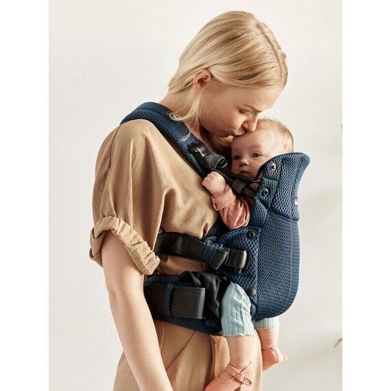 Marsupiu anatomic BabyBjorn cu multiple pozitii de purtare colectia Harmony, 3D Mesh, Navy Blue - Editie Limitata, Culoare: Albastru - poza 3 - ExclusivMAG.ro