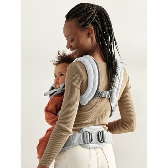 Marsupiu anatomic BabyBjorn cu multiple pozitii de purtare colectia Harmony, 3D Mesh, Silver - Editie Limitata, Culoare: Gri deschis - poza 5 - ExclusivMAG.ro