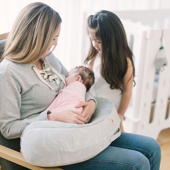 Perna de Alaptat Ergobaby Falling Feathers Ergobaby - poza 3 - ExclusivMAG.ro