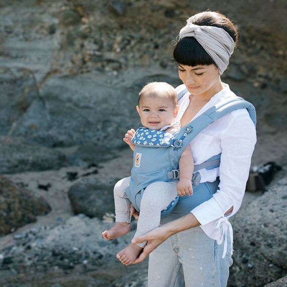 Marsupiu Omni 360 Blue Daisies All in One Ergobaby - poza 4 - ExclusivMAG.ro