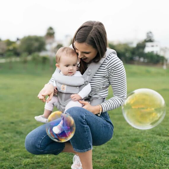Marsupiu Omni 360 Cool Air Mesh Pearl Grey Ergobaby, Culoare: Gri deschis - poza 4 - ExclusivMAG.ro