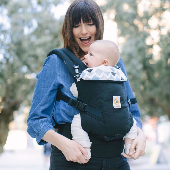 Marsupiu Adapt Triple Triangles Ergobaby - poza 3 - ExclusivMAG.ro