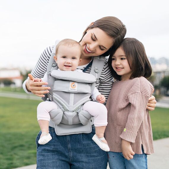 Marsupiu Omni 360 Cool Air Mesh Pearl Grey Ergobaby, Culoare: Gri deschis - poza 2 - ExclusivMAG.ro