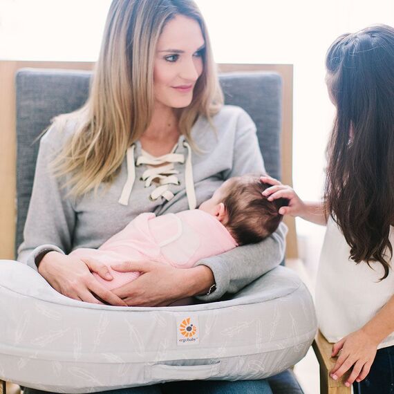 Perna de Alaptat Ergobaby Falling Feathers Ergobaby - poza 2 - ExclusivMAG.ro