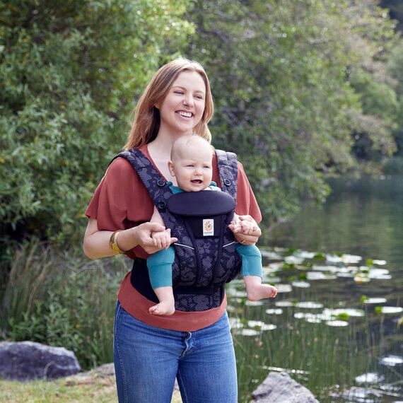 Marsupiu Omni Breeze Onyx Blooms Ergobaby, Culoare: Gri/Negru - poza 3 - ExclusivMAG.ro