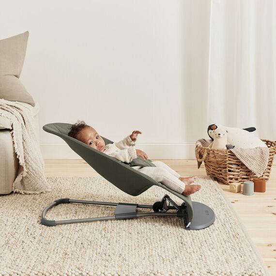 BabyBjorn - Balansoar Bliss Dark Green cu aspect delicat de petala, tesatura matlasata, Culoare: Verde - poza 2 - ExclusivMAG.ro