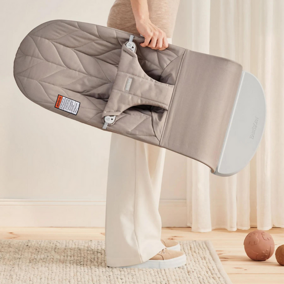 BabyBjorn - Balansoar Bliss Sand Gray cu aspect delicat de petala, tesatura matlasata, Culoare: Crem - poza 3 - ExclusivMAG.ro