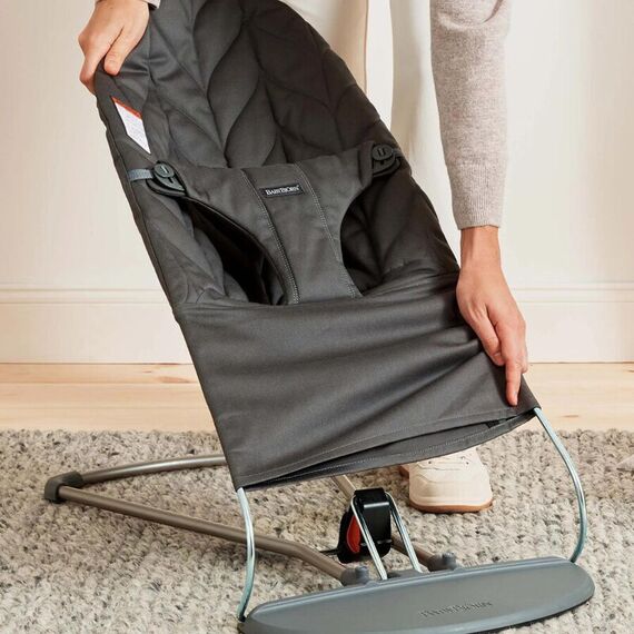 BabyBjorn - Balansoar Bliss Anthracite cu aspect delicat de petala, tesatura matlasata, Culoare: Negru - poza 2 - ExclusivMAG.ro