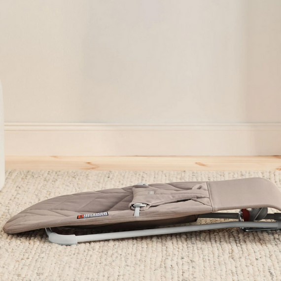 BabyBjorn - Balansoar Bliss Sand Gray cu aspect delicat de petala, tesatura matlasata, Culoare: Crem - poza 5 - ExclusivMAG.ro