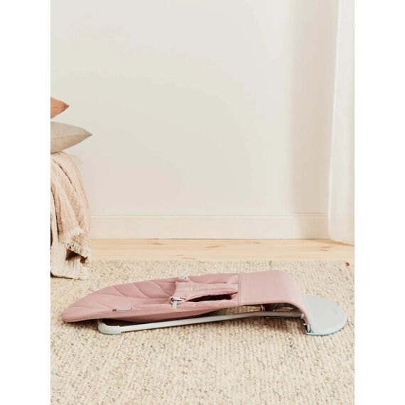 BabyBjorn - Balansoar Bliss Dusty Pink cu aspect delicat de petala, tesatura matlasata, Culoare: Roz - poza 5 - ExclusivMAG.ro