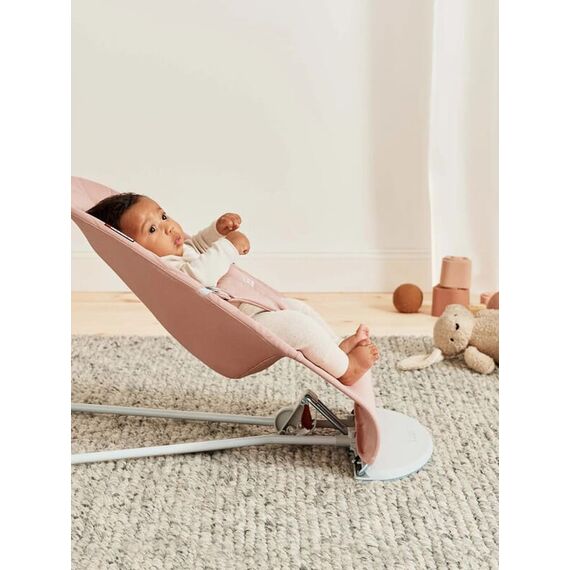 BabyBjorn - Balansoar Bliss Dusty Pink cu aspect delicat de petala, tesatura matlasata, cu bara de jucarii inclusa, Culoare: Roz - poza 3 - ExclusivMAG.ro