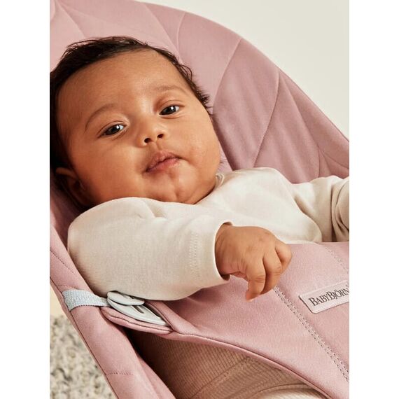 BabyBjorn - Balansoar Bliss Dusty Pink cu aspect delicat de petala, tesatura matlasata, cu bara de jucarii inclusa, Culoare: Roz - poza 5 - ExclusivMAG.ro