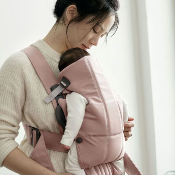 BabyBjorn - Marsupiu anatomic Mini, cu pozitii multiple de purtare, Dusty Pink, Tesatura, Culoare: Roz - poza 2 - ExclusivMAG.ro