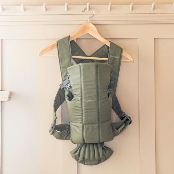 BabyBjorn - Marsupiu anatomic Mini, cu pozitii multiple de purtare, Dark Green, Tesatura, Culoare: Verde inchis - poza 3 - ExclusivMAG.ro